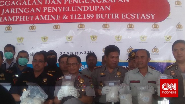 Tim Gabungan Polda Metro Jaya dan Ditjen Bea Cukai juga mengamankan 112 ribu butir ekstasi dari empat orang anggota sindikat warga negara China.