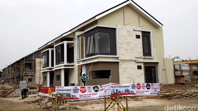 Fenomena ini terjadi menyusul lesunya angka penjualan rumah menangah dan mewah akibat melemahnya daya beli masyarakat.