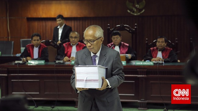 Uang sebesar US$ 2 ribu diberikan Gatot dan Evy melalui kuasa hukumnya, Otto Cornelis Kaligis dan anak buahnya Moh. Yagari Bhastara Guntur alias Gery.