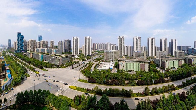 Salah satu gedung pencakar langit tertinggi di China, SEG Plaza, berguncang hingga membuat para pengunjung panik, Selasa (18/5).