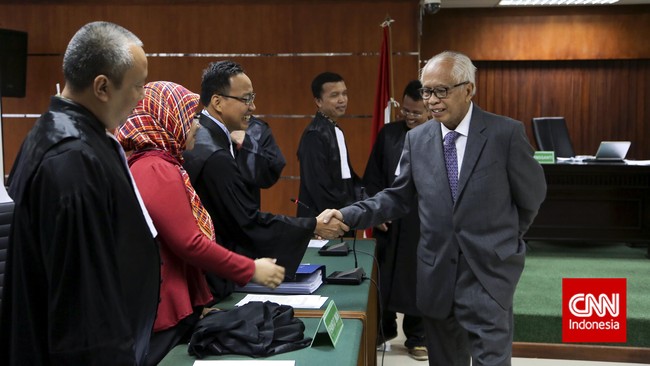 "Yang ditakuti penegak hukum hanya wartawan. Kalau wartawan diperiksa, Indonesia gempar. Setelah ini saya mau jadi wartawan saja," kata Kaligis.