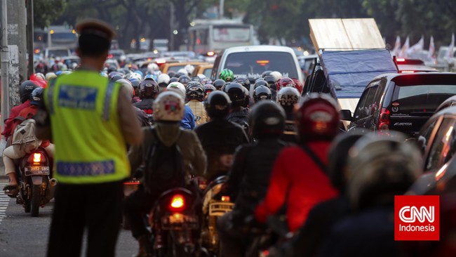 Sistem mobil berpenumpang tiga orang atau lebih di jalan protokol ini juga kerap disalahgunakan dengan adanya eksploitasi bayi menjadi joki.