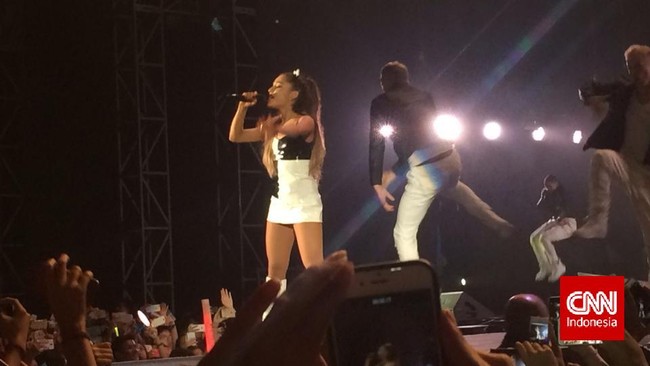Seorang penonton menyebut ledakan di konser Ariana Grande di Inggris sangat besar. Situasi pun sempat kacau-balau.
