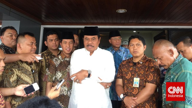 Kejaksaan Agung tetap menjalankan tugasnya sebagai instansi penegak hukum walaupun isu reshuffle jabatan Jaksa Agung sempat mencuat sejak pekan lalu.