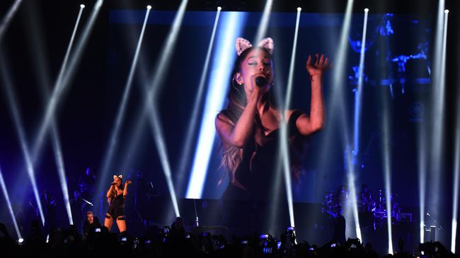 'Tato Cinta' Pete Davidson untuk Ariana Grande Pete Davidson disebut menato belakang telinganya dengan simbol kelinci khas Ariana Grande, dan merajah tangannya dengan inisial sang penyanyi.