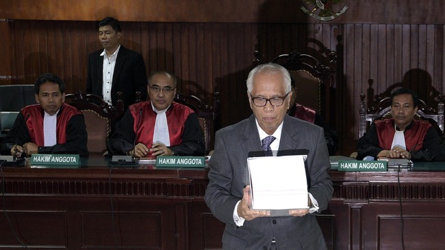 Dalam sidang kali ini, kuasa hukum OC Kaligis menyebut ada beberapa orang yang terancam tak dapat melanjutkan pendidikan karena pemblokiran rekening OCK.