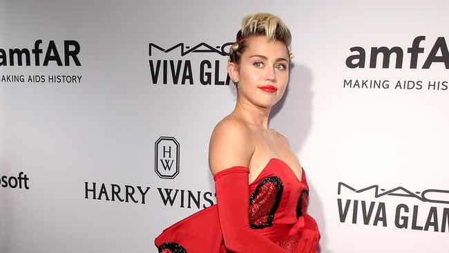 Bulan kemarin, Cyrus terlihat kembali mengenakan cincin pertunangan yang diberikan Hemsworth.