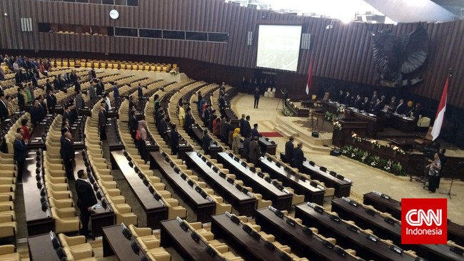 Kritik untuk DPR juga datang dari dalam. Anggota DPR Benny K Harman menilai ada pimpinan DPR sekarang yang sibuk mengurusi gedung baru dan kasus.