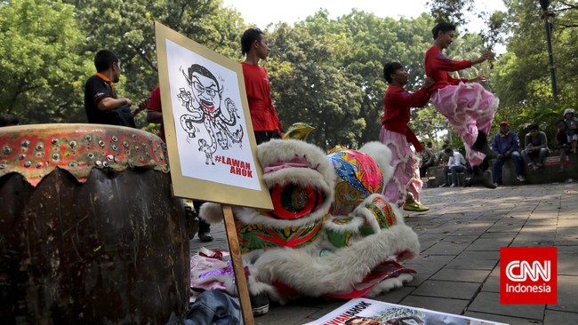 "Kita atasi Kampung Pulo. Syaratnya apa? Jual otot, enggak otak. Itu urusan sampah, kok, otot saja," kata Ahok yang kemudian digugat warga.