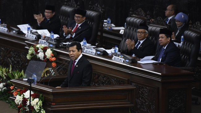 Forum Indonesia untuk Transparansi Anggaran (Fitra) mendesak DPR segera mengesahkan APBN 2016 agar tidak terjadi ruang transaksional yang lebih koruptif.
