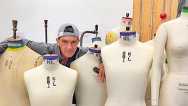 Antonio Banderas Rasakan Sulitnya Menjahit Pakaian