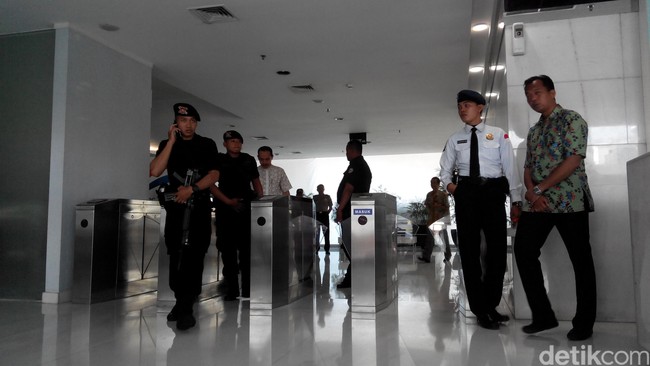 Direktur Tindak Pidana Korupsi Brigadir Jenderal Victor Simanjuntak mengatakan saat ini penyidik masih mendalami dokumen yang disita dari kantor Pelindo II.