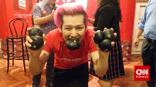 Di balik badannya yang kurus dan langsing, Takeru Kobayashi adalah pemegang rekor dunia untuk makan tercepat dan terbanyak.