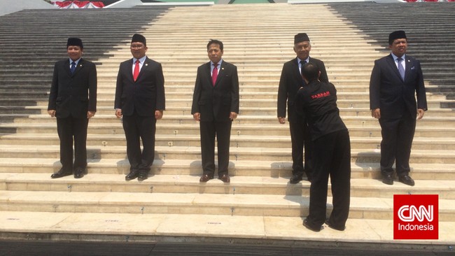 Wakil Ketua DPR Taufik Kurniawan membandingkan tunjangan DPR dengan gaji pejabat BUMN yang selangit meski perusahaan dalam kondisi merugi.