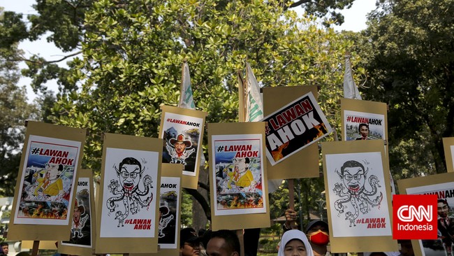 Mendatangi Polda Metro Jaya bersama komunitas Masyarakat Jakarta, FPI menuduh Ahok melakukan korupsi atas tiga kasus. Hasil audit BPK menjadi dasar aduan.