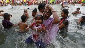'Zona Tanpa Selfie' Juga Berlaku di Festival Suci India