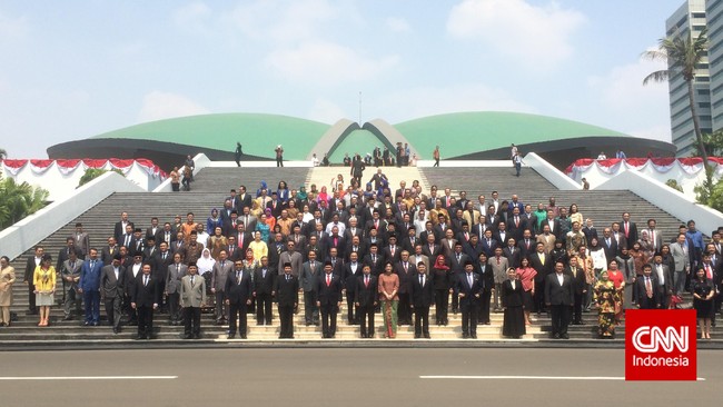 Di hari jadinya DPR yang ke-70, saat ini DPR seolah juga tidak mendukung program pencegahan korupsi di Indonesia.