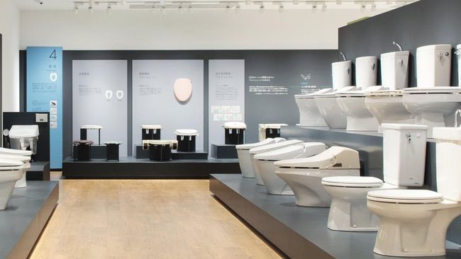 Satu abad lalu, masyarakat Jepang mulai mengenal keramik tempat membuang kotoran, atau yang sekarang disebut toilet.