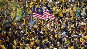 Dituntut Mundur, PM Najib Sebut Massa Dangkal dan Miskin
