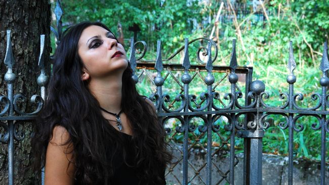 Remaja yang dikenal sebagai Goth (Gothic), subkultur yang anggotanya kerap memakai pakaian dan dandanan hitam, memiliki risiko depresi tiga kali lebih tinggi.