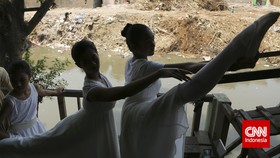 Anggun Balet di Tengah Kumuh Ciliwung