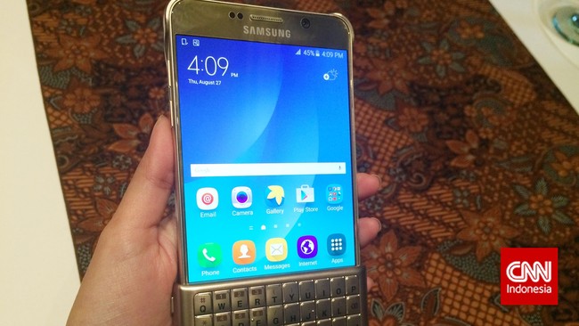 Ada aksesoris tambahan berupa keyboard qwerty fisik yang disediakan oleh Samsung untuk Galaxy Note 5.