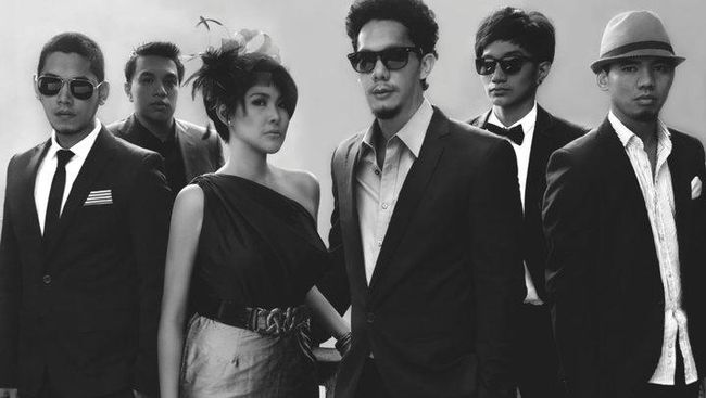 Lagi-lagi Yovie Widianto membuktikan kepiawaiannya sebagai penulis lagu 'kilat' yang dipersembahkan untuk Maliq & D'Essential dan The Groove.