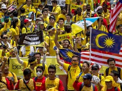 Warga Malaysia Murka Pajak Naik! Anwar Balas Pakai Diskon BBM dan BLT Rp 77 T