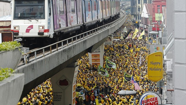 Sekitar 20-25 ribu orang turun ke jalanan Kuala Lumpur selama dua hari pada akhir pekan lalu. Kini, pemerintah menagih biaya pembersihan kepada penyelenggara.