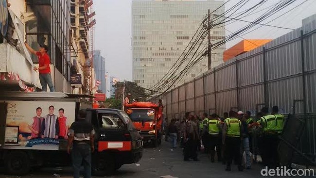 Sejak habis masa kontraknya 2005 dan diperpanjang 2013, pedagang sempat menggugat ke pengadilan namun kalah.