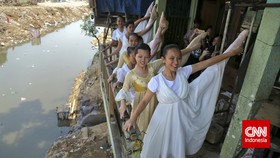 Sentuhan Balerina Australia untuk Tepi Kali Ciliwung