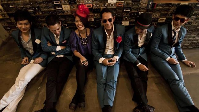 Dari penonton rusuh sampai genset ngadat pernah dialami grup band beraliran pop, soul, funk, rock, jazz, blues ini selagi berkonser.