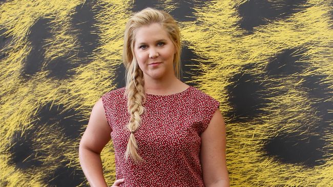 Amy Schumer merasa cantik menjadi nomine Golden Globe Awards 2016. Eddie Redmayne berterima kasih kepada komunitas transgender.