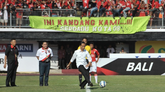 Presiden Joko Widodo resmi buka turnamen Piala Presiden di Stadion Kapten I Wayan Dipta, Bali, Minggu (30/8), dengan laga perdana antara Bali United vs Persija.