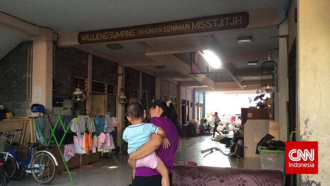 Rusun kediaman pemain Miss Tjitjih tampak ibarat sebuah desa tersendiri yang semua penghuninya berkerabat dan 'urang Sunda' asli.