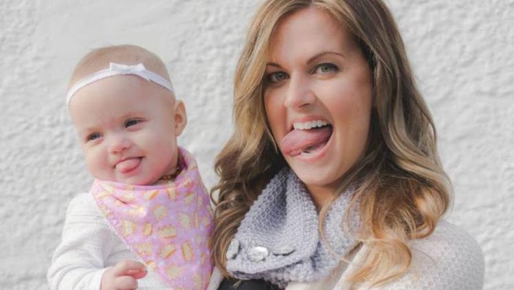Melanie Varney Melanie Varney, seorang ibu yang melahirkan bayi kembar bernama Ocea dan Indigo. Namun Ocea lahir dengan kondisi unik, ia selalu menjulurkan lidahnya.
