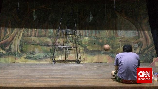 Menurut Eneng, meski kemampuan organisasi Miss Tjitjih 'terseok-seok', namun untuk kualitas pentas, Miss Tjitjih belum terkalahkan.