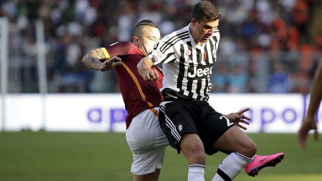AS Roma mendominasi jalannya babak pertama pertandingan Serie A melawan juara bertahan, Juventus, di Stadion Olimpico, Minggu (30/8).
