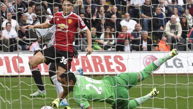 Sergio Romero sempat mendapatkan banyak pujian karena tak kebobolan di tiga pekan awal. Namun semuanya kemudian musnah usai laga lawan Swansea.