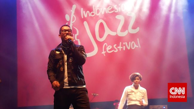 Maliq & D’Essentials pun kembali berjingkrak-jingkrak dibawah sorotan lampu panggung yang meriah.