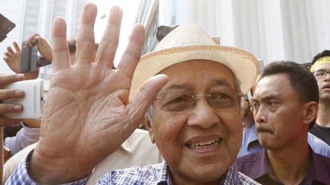 Kepolisian Malaysia pada Jumat (6/11) memeriksa mantan perdana menteri Mahathir Mohamad karena menyerukan PM Najib Razak untuk mundur.