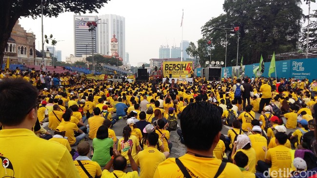 Tujuh orang aktivis Bersih 4, hari ini akan menjalani pemeriksaan Kepolisian Di Raja Malaysia atas ancaman melanggar tiga aturan yang mengancam demokrasi.