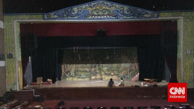 Ramainya penonton Miss Tjitjih pun diakui membawa keberkahan bagi penduduk sekitar Miss Tjitjih di pemukiman padat Cempaka Baru.
