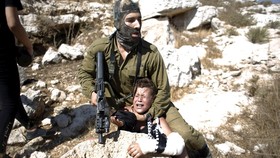 Foto Tentara Israel Tangkap Bocah Bertangan Patah Mendunia