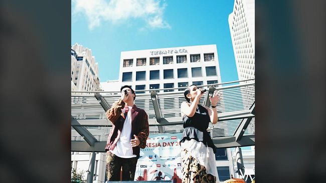 Seni dan tari Indonesia membombardir dunia. Bukan hanya ke Inggris Raya dan tepi Sungai Main, budaya Indonesia juga menyapa masyarakat San Francisco.