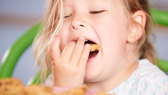 Semakin banyak anak-anak yang mengidap kegemukan dan obesitas akibat kurangnya pengawasan atau kontrol konsumsi makanan.
