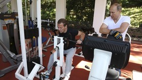 Putin dan PM Rusia <i>Fitness</i> dan <i>Barbecue</i> Bersama