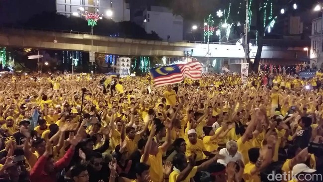 Aksi mendesak perdana menteri turun itu berakhir pada Minggu tengah malam di Kuala Lumpur. PM Najib bergeming atas tuntutan tersebut.