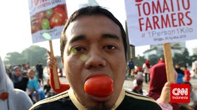 Makan Tomat Supaya Petani Tak Melarat