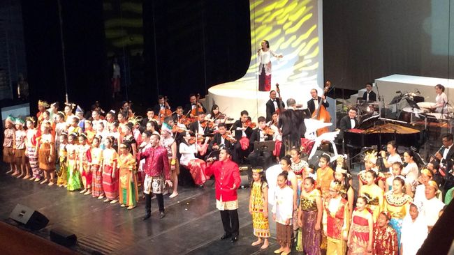 Para penyanyi klasik yang tampil di konser Simfoni untuk Bangsa tak ragu bergoyang ekspresif saat membawakan lagu-lagu daerah.